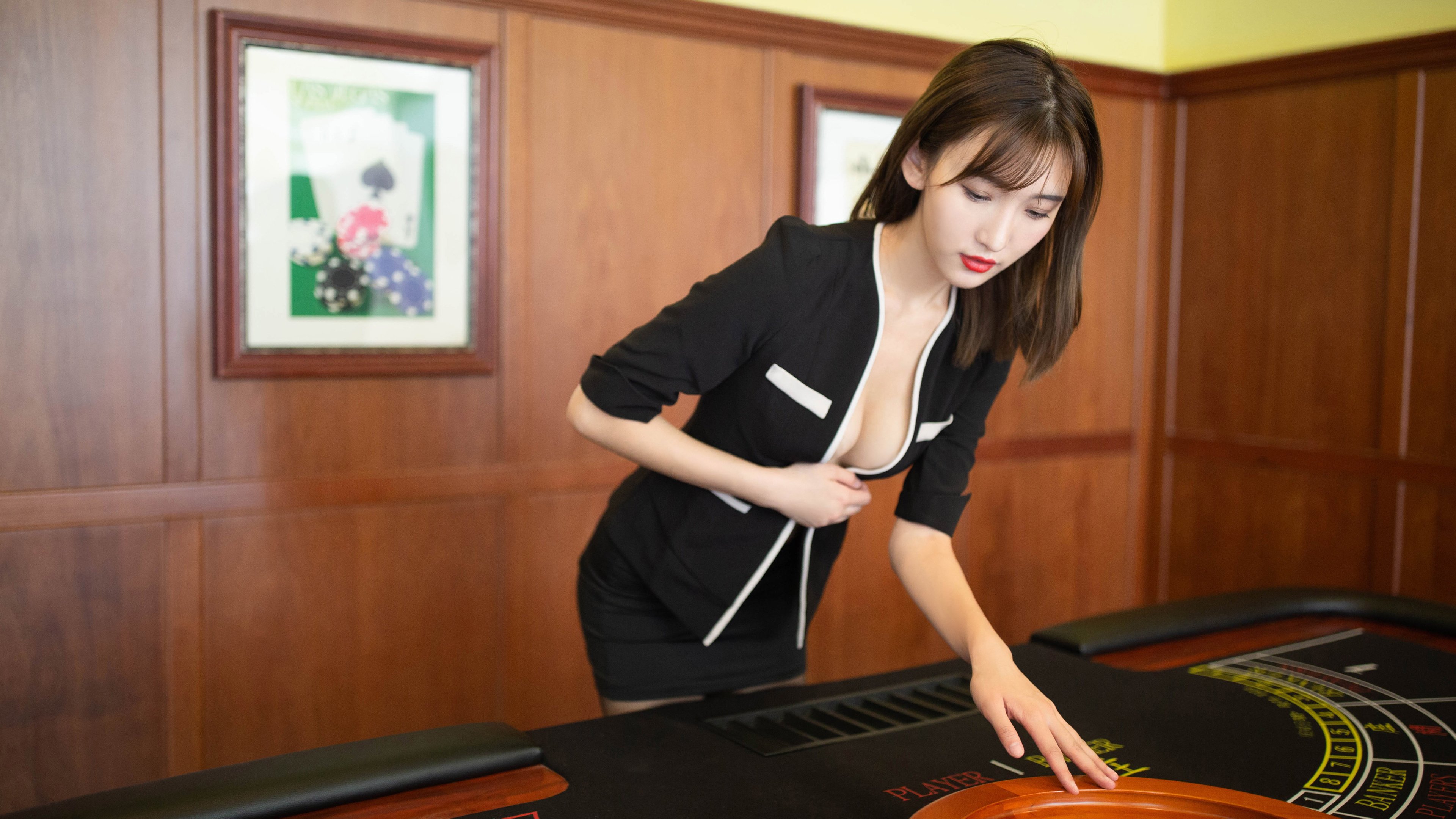 巨人倒下时，他被放大的影子笼罩球场