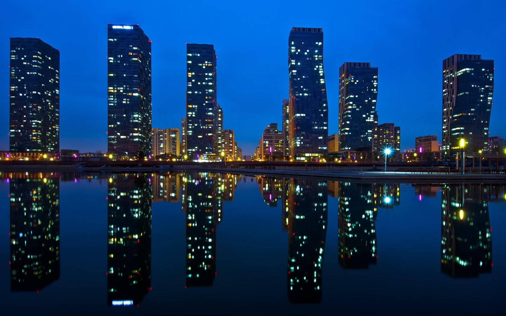 里昂对阵委内瑞拉,绿茵场上的魔笛,迪亚斯在两种乡愁间独舞